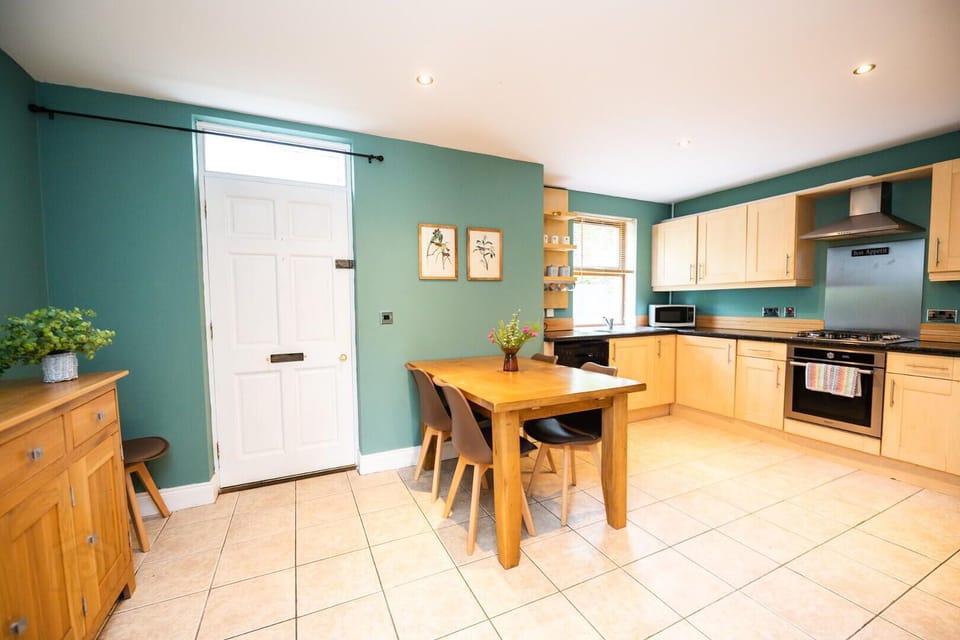 extending dining table, can seat 6 easily