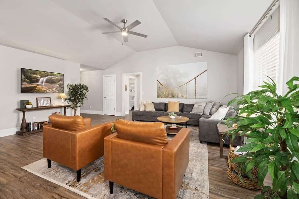 Spacious and Inviting Living Room