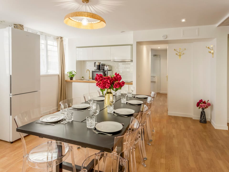 Apartment, Garden View | Living area | 32-inch Smart TV with cable channels, Netflix, streaming services