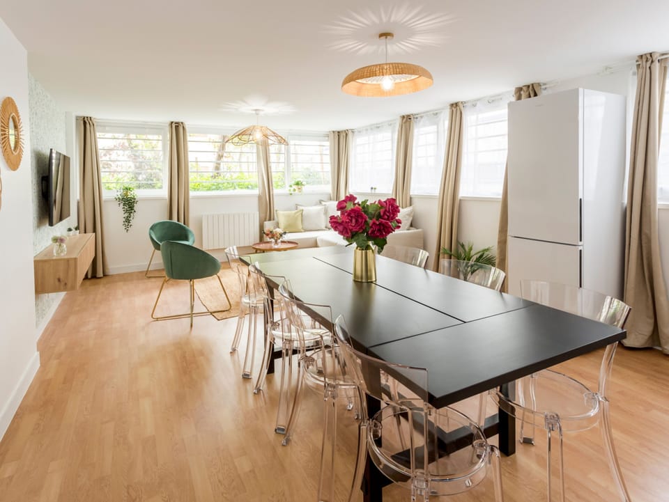 Apartment, Garden View | Living area | 32-inch Smart TV with cable channels, Netflix, streaming services