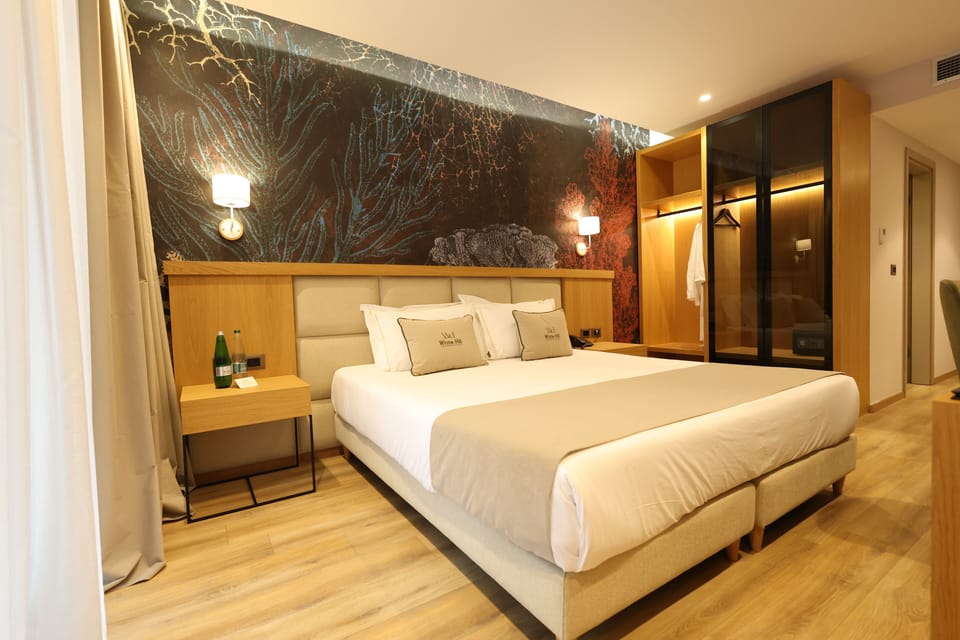 Classic Suite, Balcony, Garden View | Hypo-allergenic bedding, minibar, desk, soundproofing