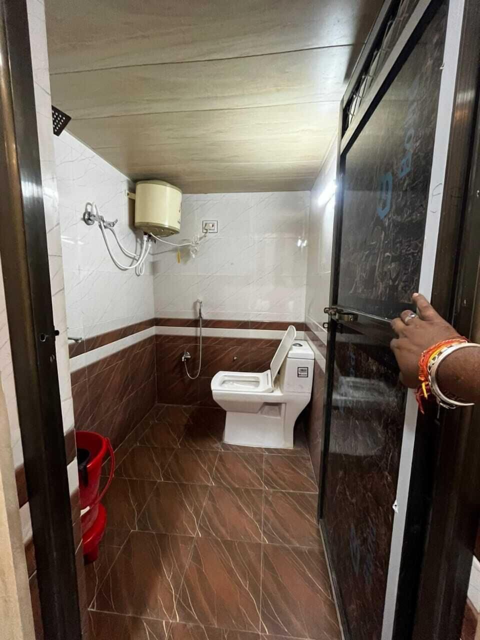 Classic Double Room | Bathroom | Shower, free toiletries, hair dryer, towels