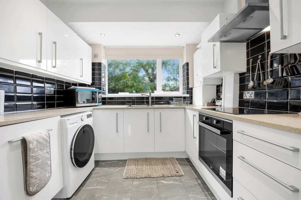 Fully equipped kitchen with washing machine, built-in oven, and all the essentials for a comfortable self-catered stay