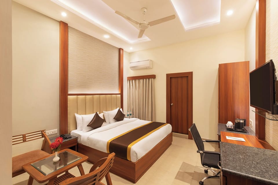 Suite Room | Desk, WiFi (free), bed sheets