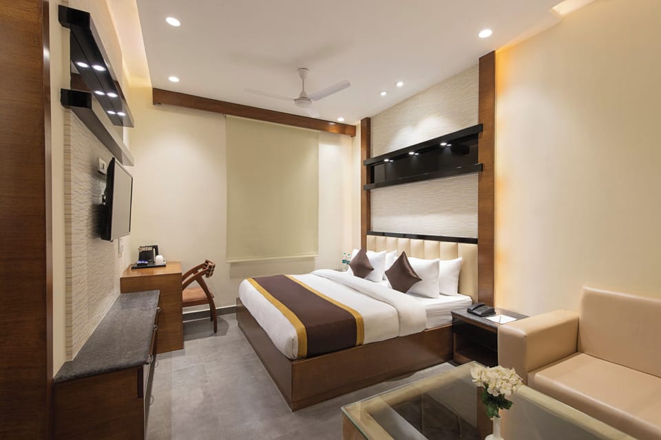 Suite Room | Desk, WiFi (free), bed sheets