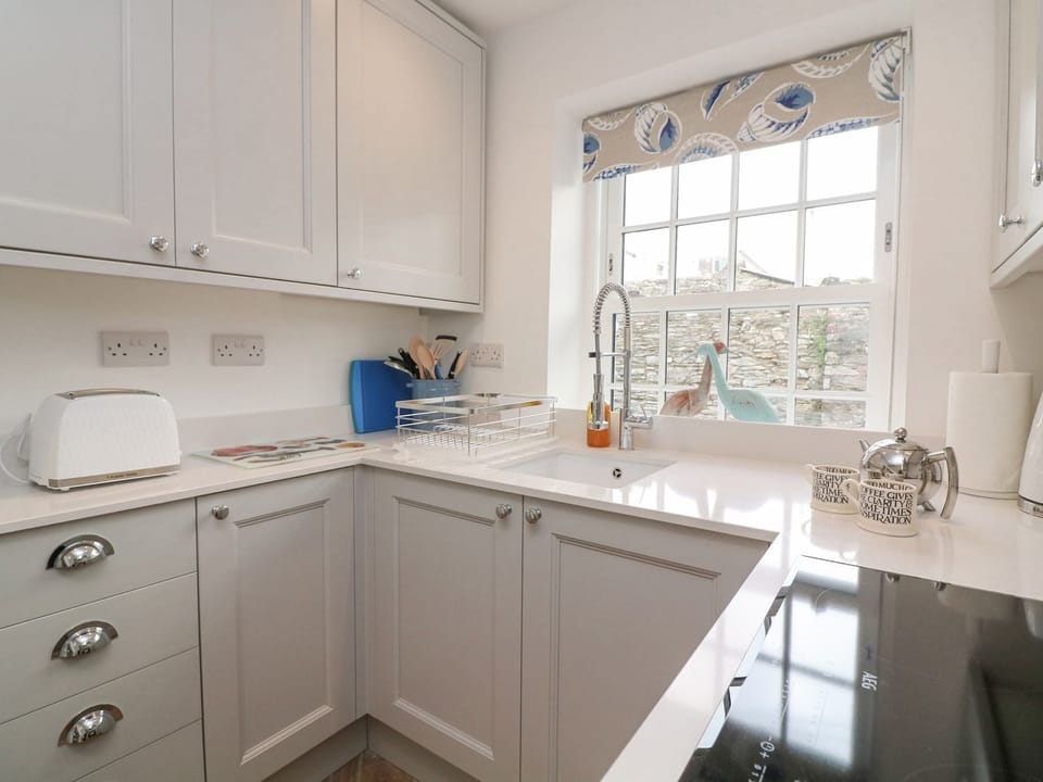 Fridge, microwave, dishwasher, cookware/dishes/utensils