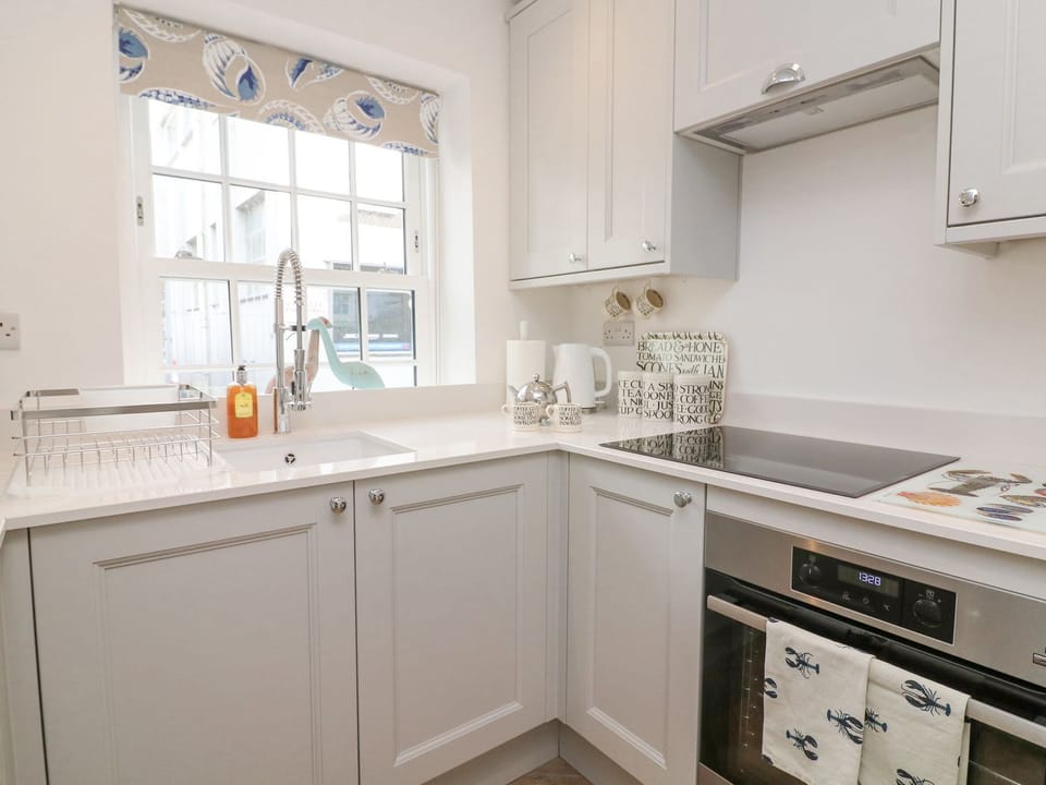 Fridge, microwave, dishwasher, cookware/dishes/utensils