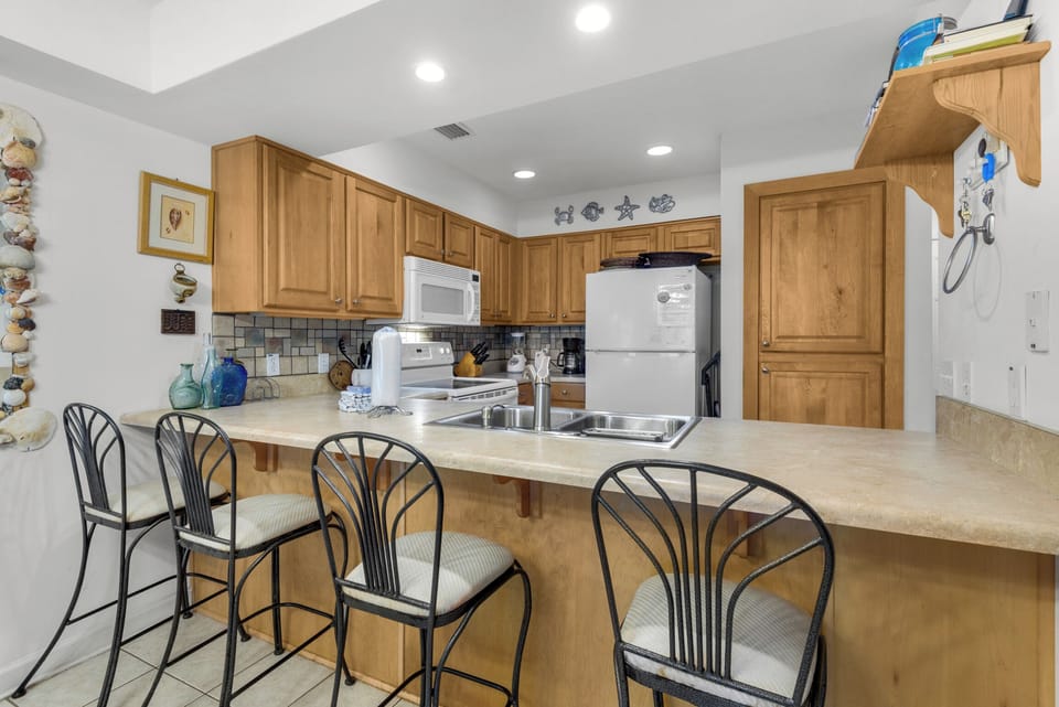 Eat-in kitchen bar seating