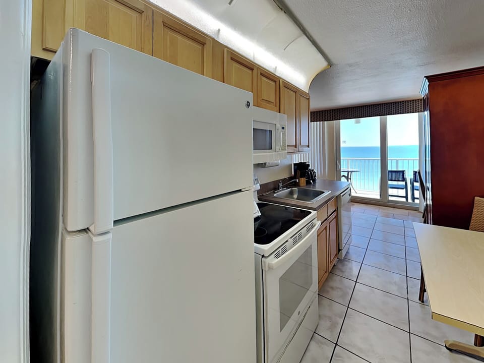 Fully Equipped Kitchen - Full-Size Refrigerator, Stove w/Oven, Dishwasher + More!