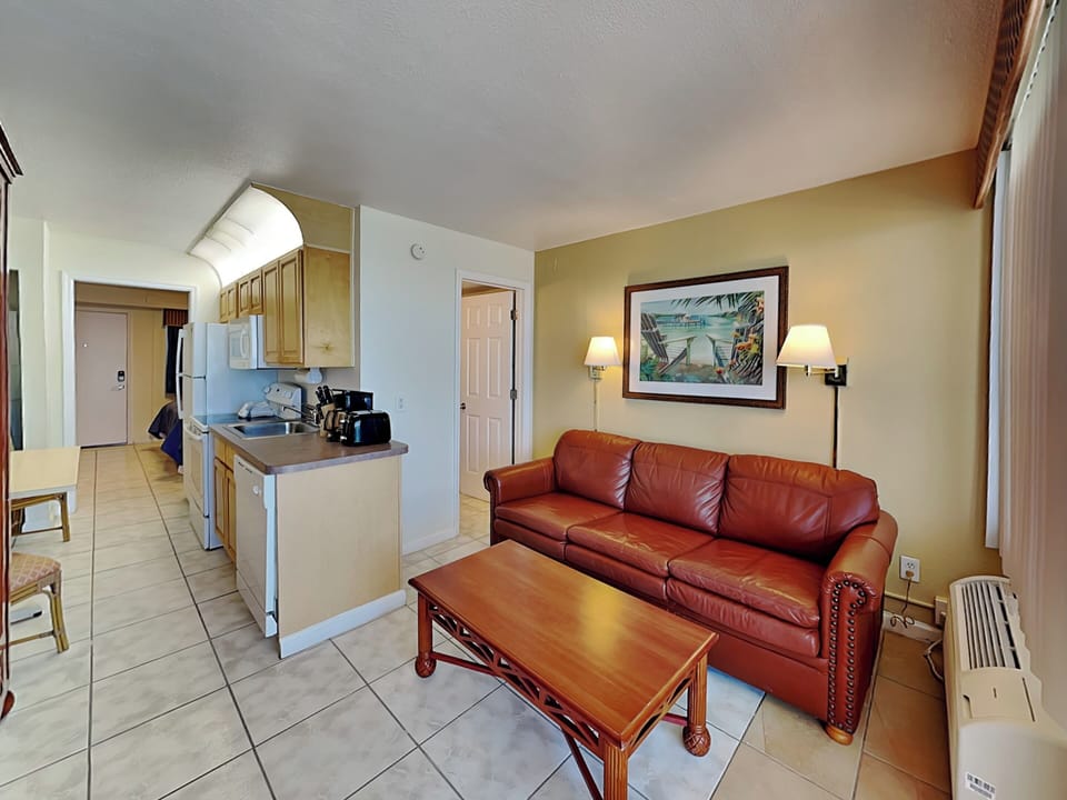 Living Room Connecting to the Kitchen