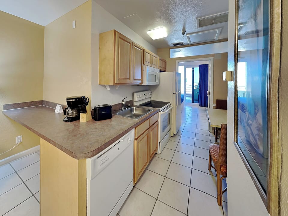 Fully Equipped Kitchen - Full-Size Refrigerator, Stove + Dishwasher