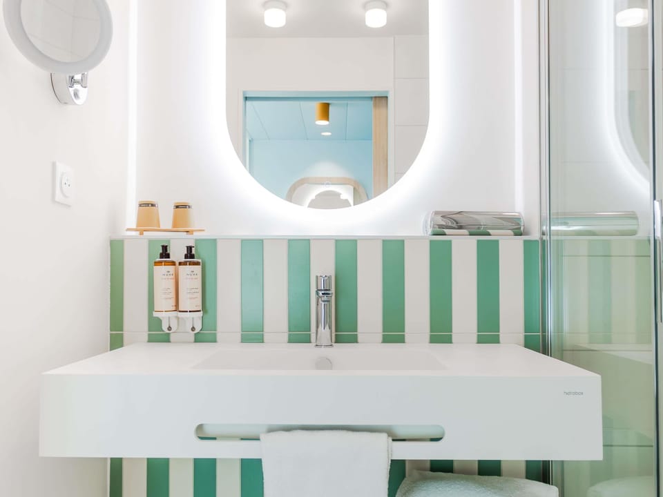 Superior Room, 1 Double Bed | Bathroom | Shower, eco-friendly toiletries, hair dryer, towels