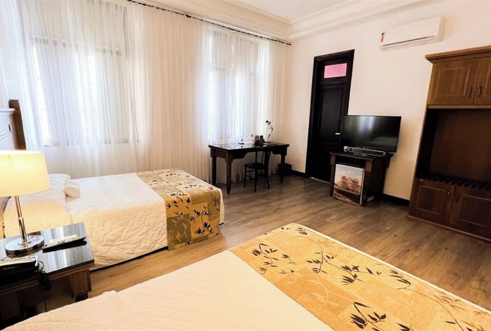 Enjoy airy mornings with wide windows and room to move.