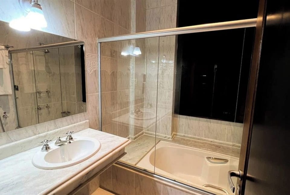 Refresh easily with a spotless vanity and relaxing tub.
