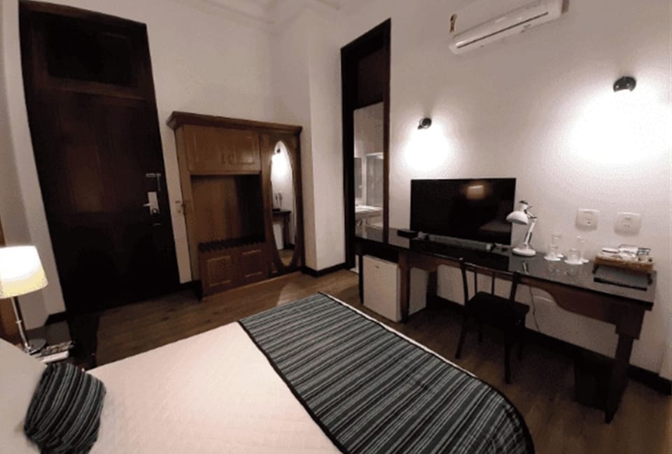 Refresh after exploring, with convenient minibar and easy workspace setup.