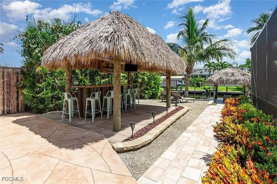 Tiki Bar w Fridge & Ice Maker