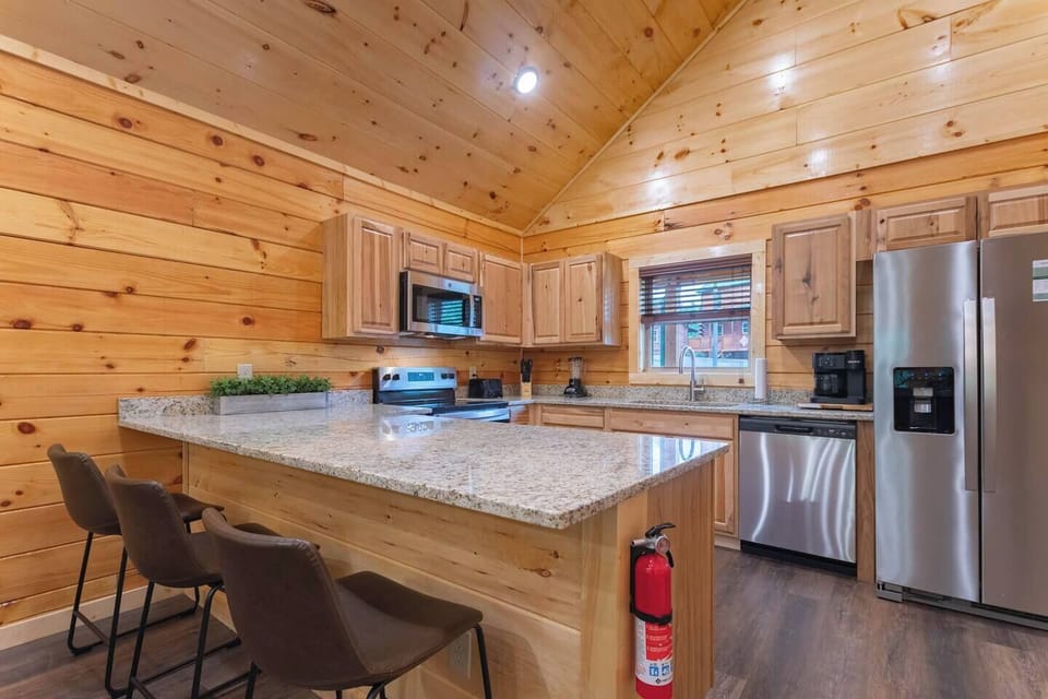 Modern Kitchen with Island – Whispering Woods Luxury Cabin