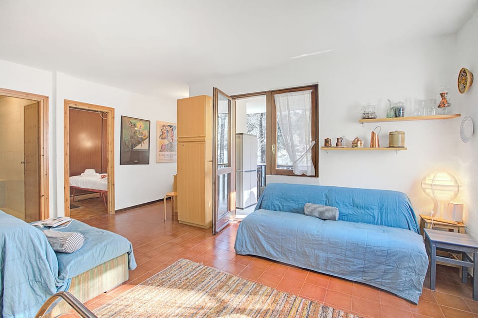 Family Apartment, Multiple Bedrooms (Appartamento Chez Mavi Cond Il Rio) | Living area | 21-inch Smart TV with cable channels
