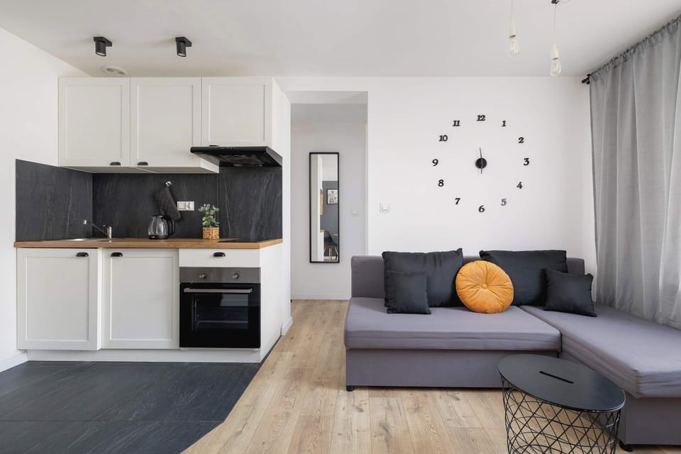 The fully equipped kitchenette with a dining area invites guests to cook together and enjoy long conversations at the table.