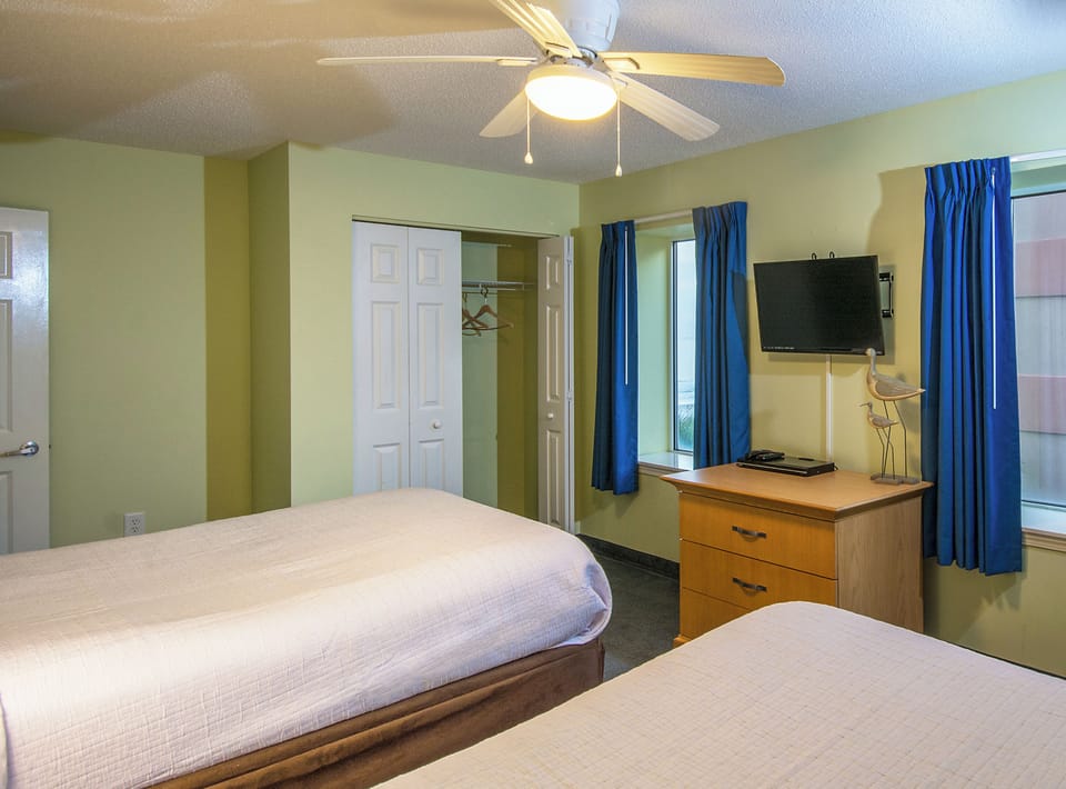 Bedroom with Queen Beds