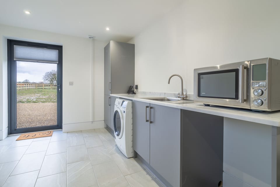 Ground floor: Utility room with a washing machine