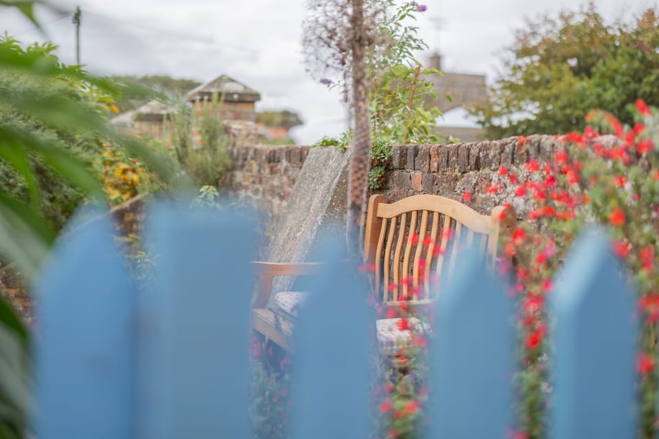 Top Step Cottage, Aldeburgh: Bench above the cottage with a glimpse of the sea