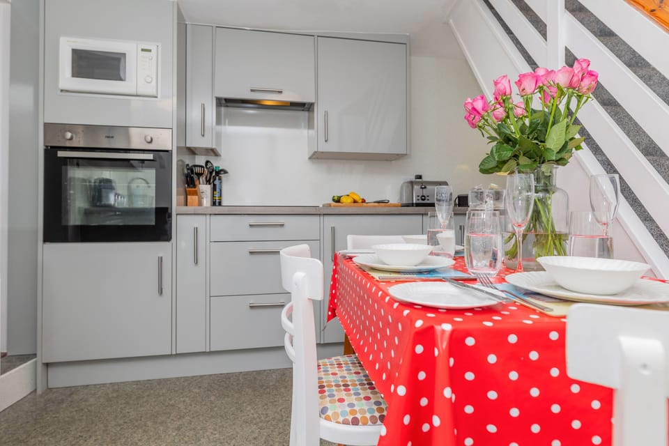 Ground floor: Kitchen with a dishwasher and washing machine