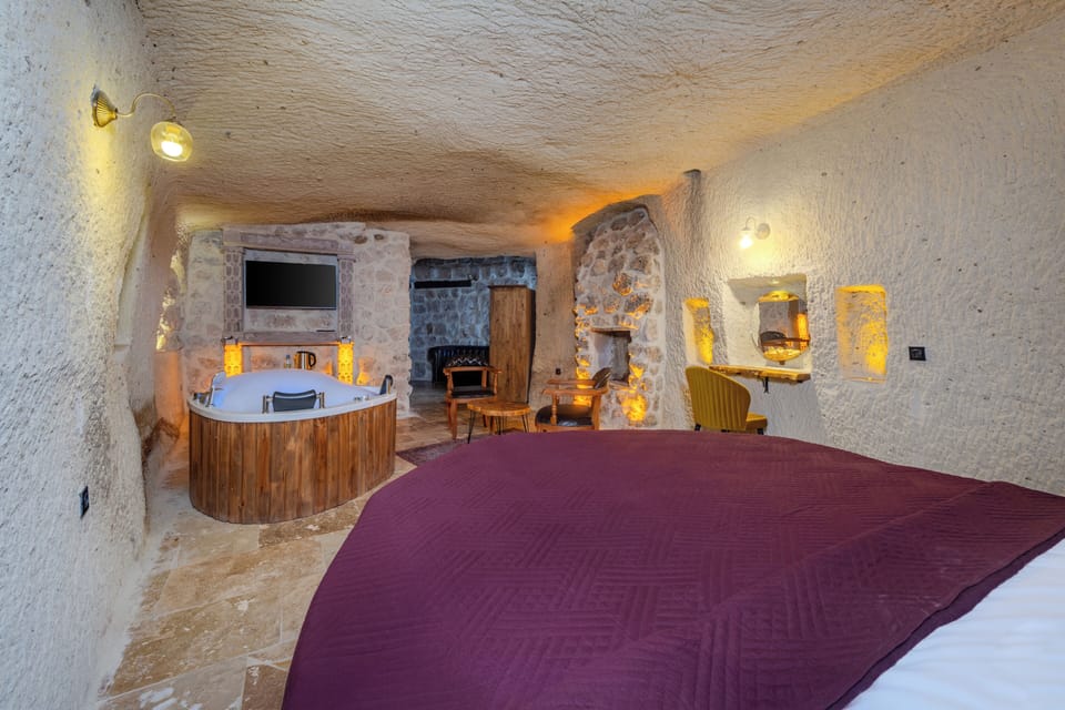Deluxe Suite | Premium bedding, minibar, individually decorated, individually furnished