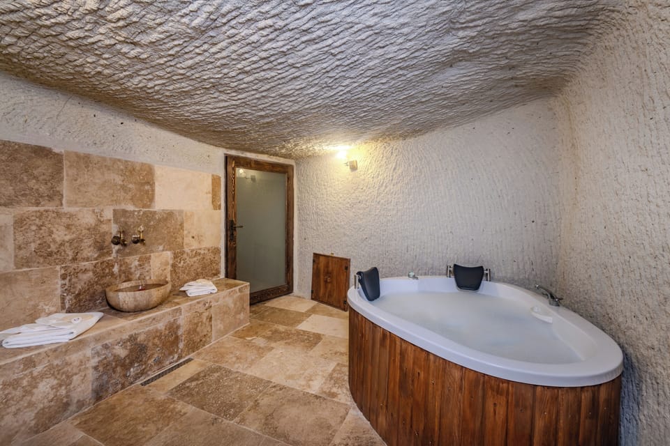 Traditional Studio Suite | Bathroom | Separate tub and shower, jetted tub, hydromassage showerhead
