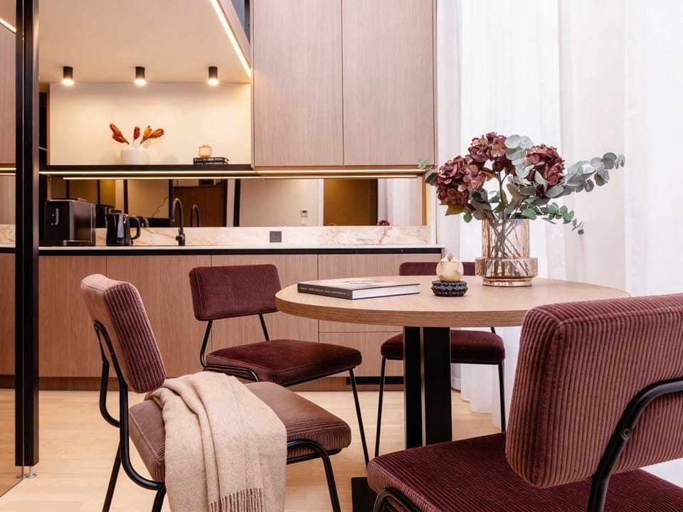 Fully equipped kitchen with everything you need for basic cooking and dinning area