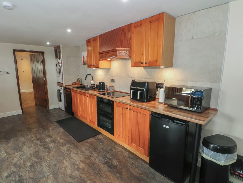 Fridge, microwave, dishwasher, cookware/dishes/utensils