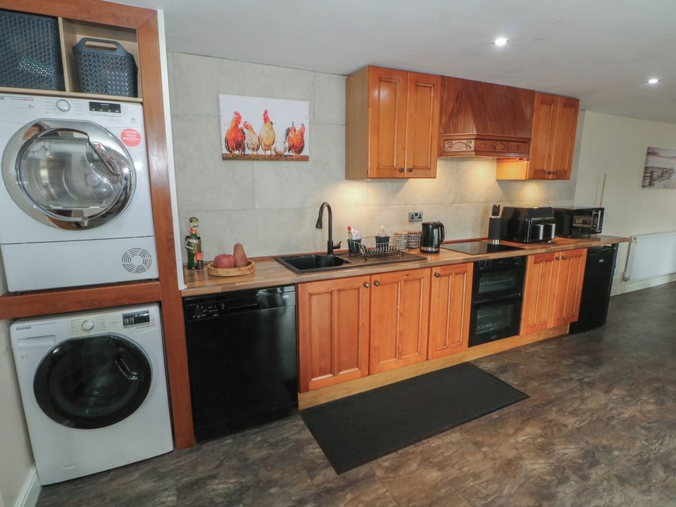 Fridge, microwave, dishwasher, cookware/dishes/utensils