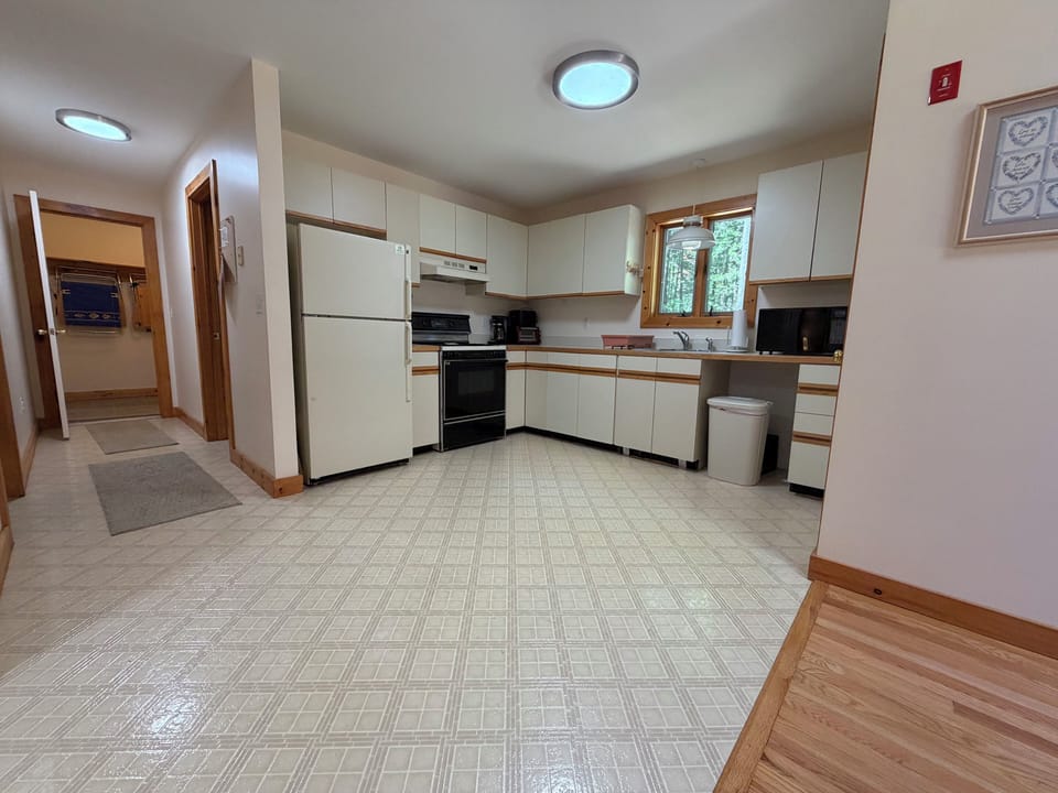Your spacious kitchen offers everything you need to cook comfortably: full-sized appliances, abundant counter space, and natural light from the garden window. Perfect for preparing family meals or your morning coffee.
