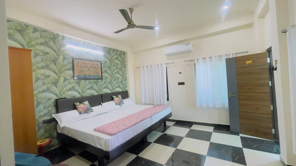 Family Room | Desk, soundproofing, free WiFi
