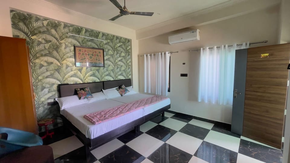 Family Room | Desk, soundproofing, free WiFi