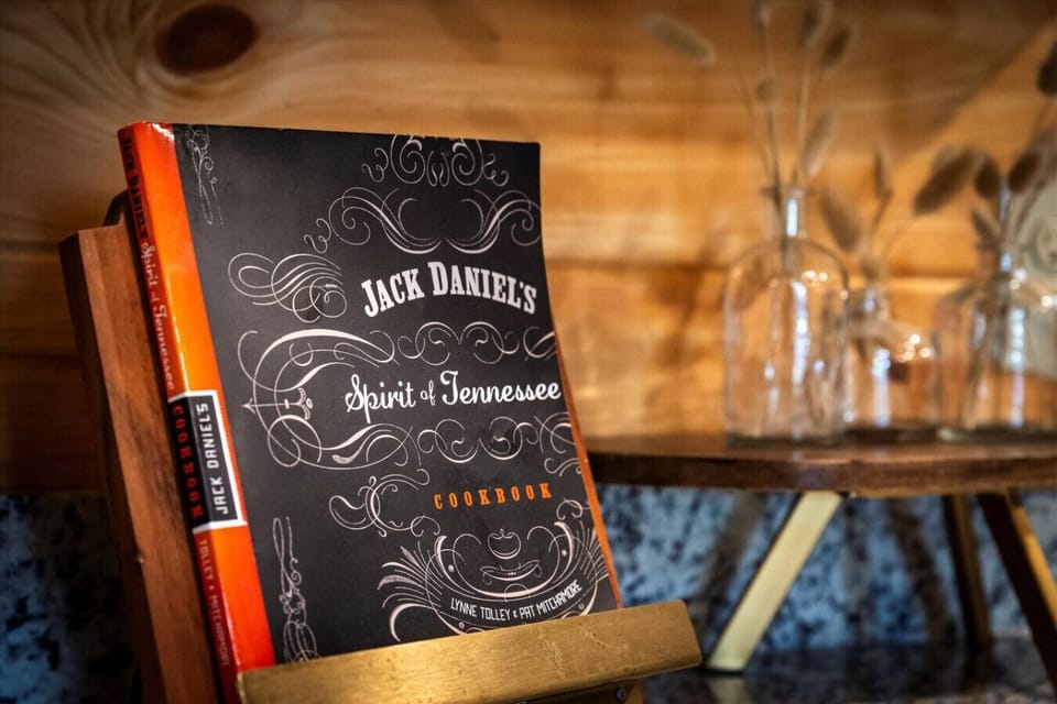 A little Tennessee spirit lives here. This charming touch in the kitchen sets the tone for a stay that’s full of flavor, fun, and laid-back Southern hospitality.