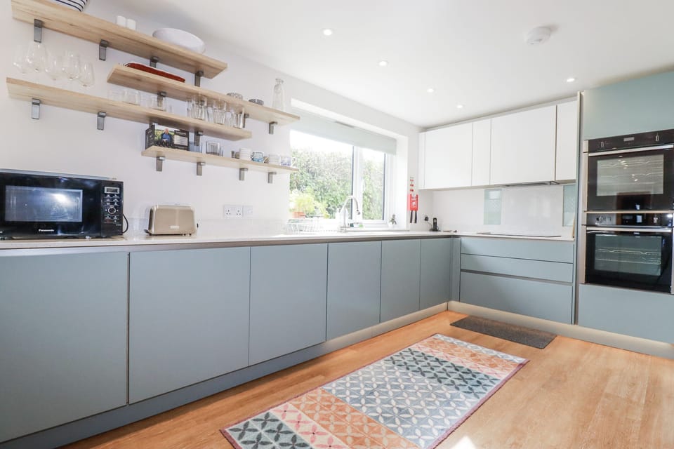 Dishwasher, cookware/dishes/utensils