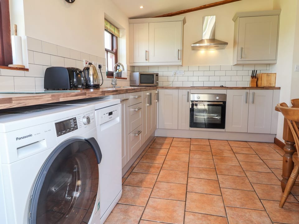 Fridge, microwave, dishwasher, cookware/dishes/utensils