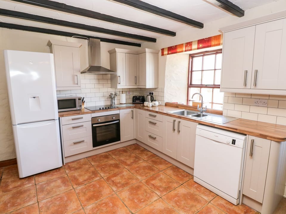 Fridge, microwave, dishwasher, cookware/dishes/utensils
