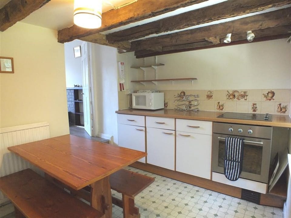 Fridge, microwave, dishwasher, cookware/dishes/utensils
