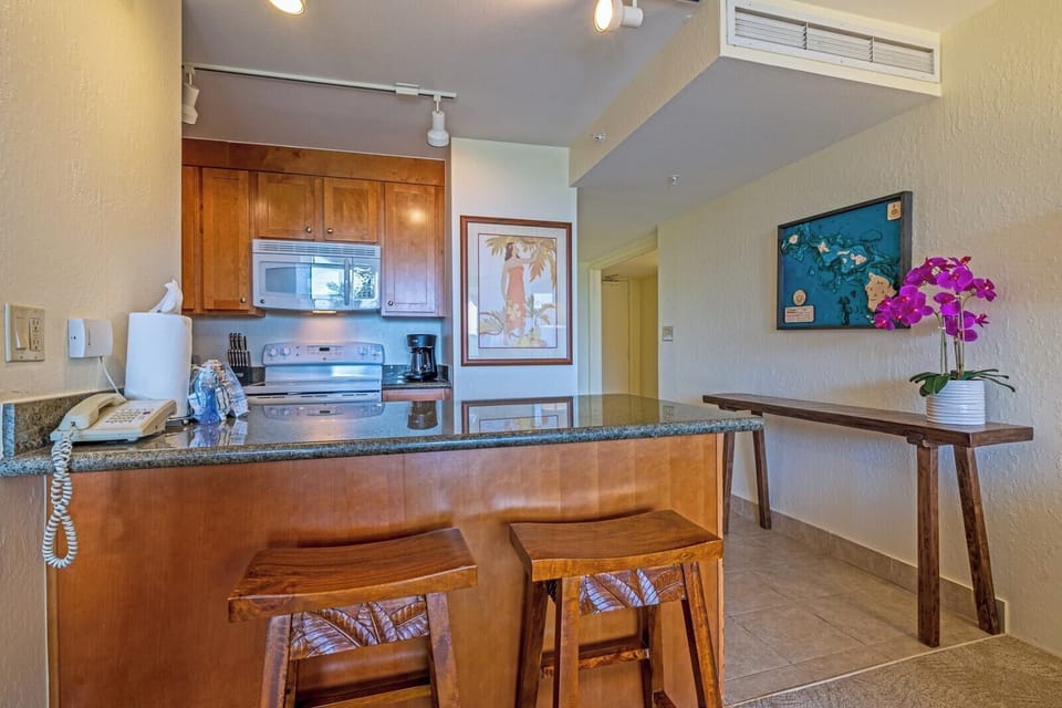 Tropical touches and warm wood cabinets invite you to sip, sauté, and savor island flavors under golden island light     KS-535