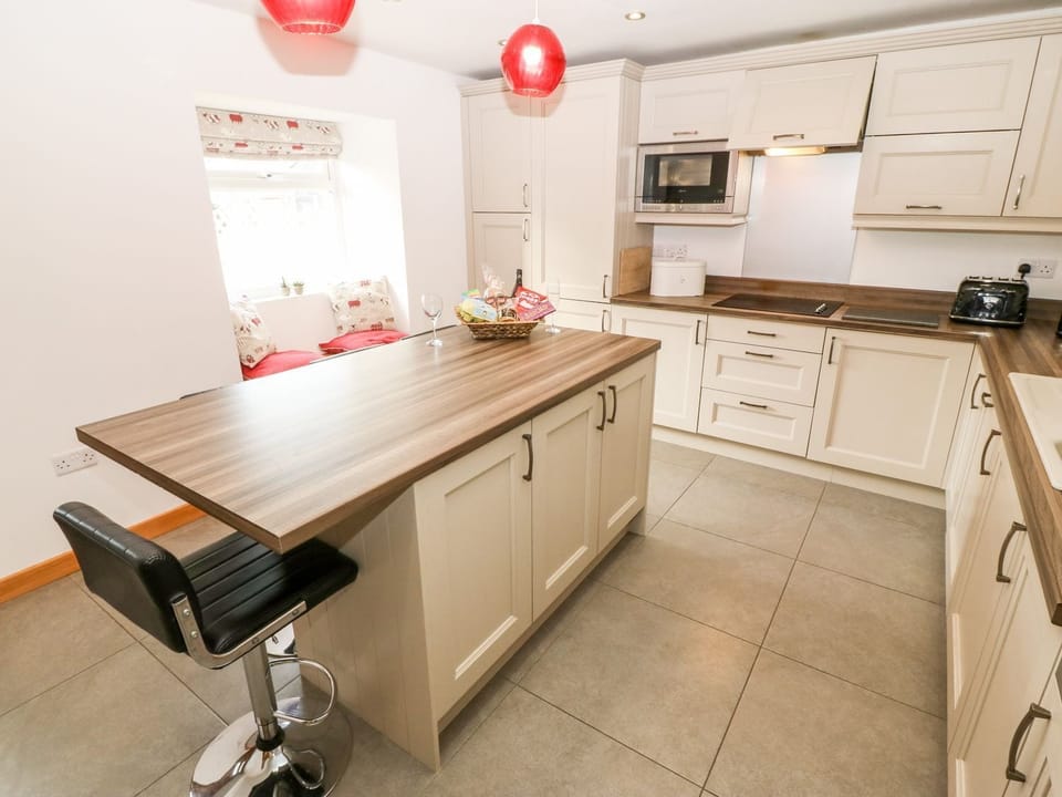 Fridge, microwave, dishwasher, cookware/dishes/utensils
