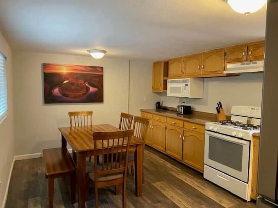Kitchen - Seats 6
