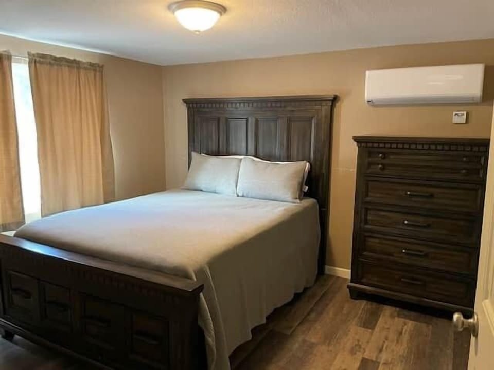 Master - Queen Bed