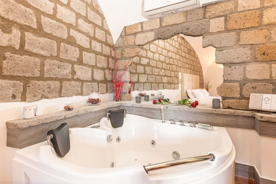 Junior Suite, Jetted Tub | Minibar, in-room safe, desk, soundproofing