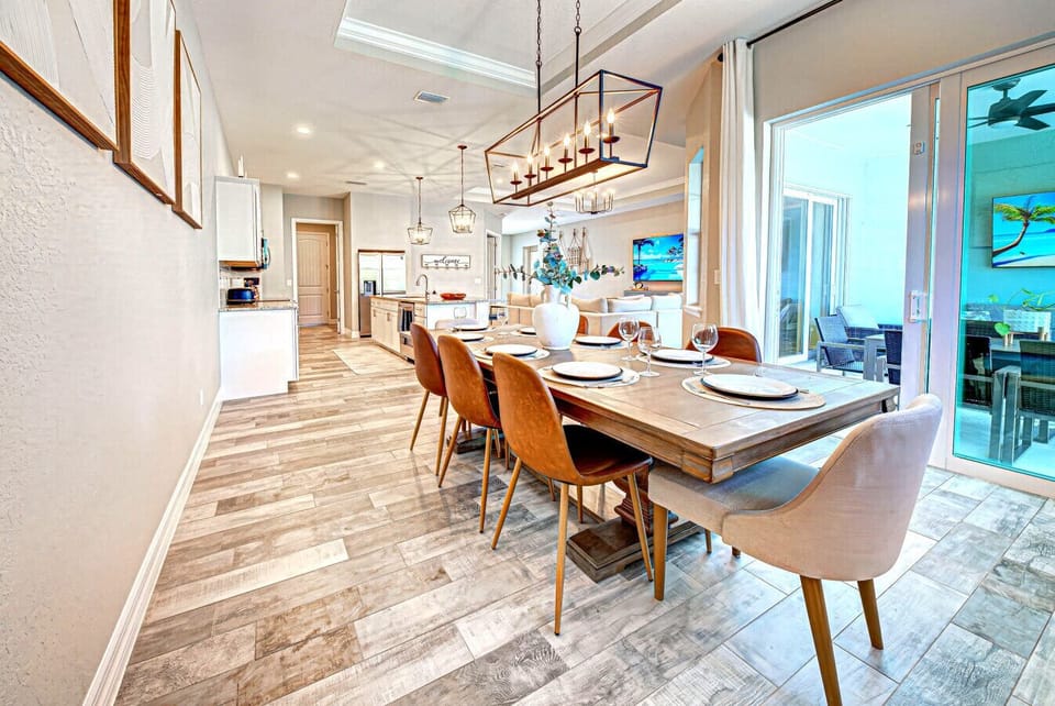 Dining area that seats 8 and walks out to the lanai.  Open to the kitchen and living area.