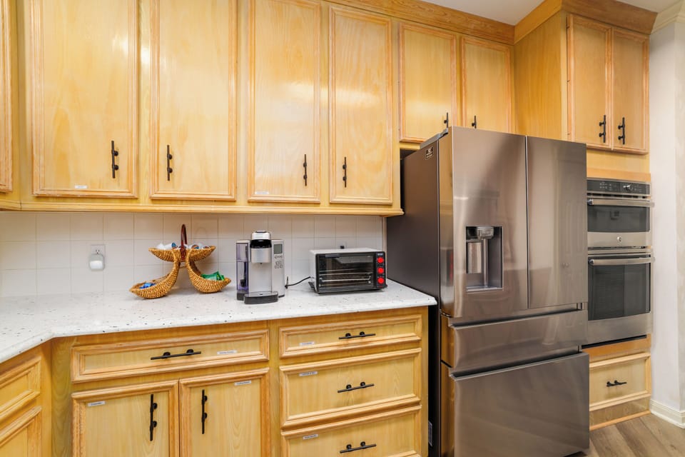 Kitchen with oven toaster, K-cup