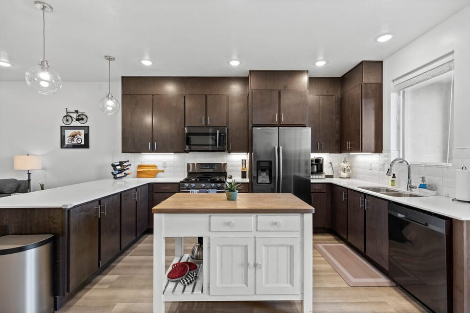 Kitchen: Sleek appliances and a stylish island for culinary creativity!