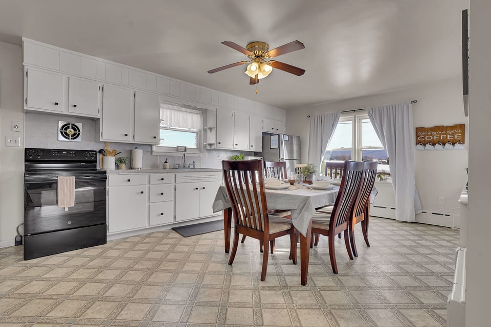 The spacious, fully-equipped kitchen!