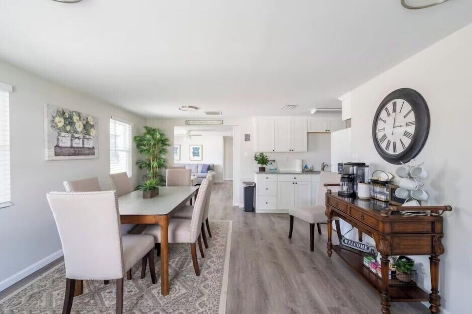 The dining room has a coffee/tea bar.